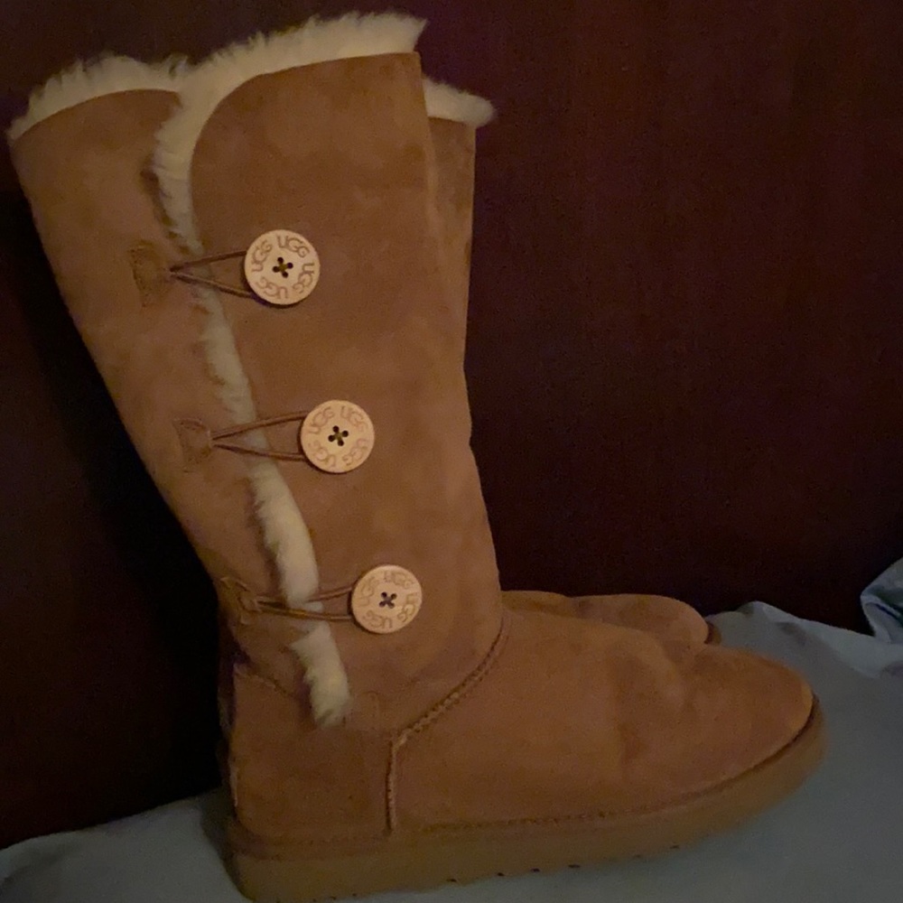 UGG Women’s boots size 10..only worn once..perfect condition